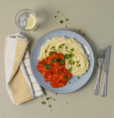 Paprikagryde m. kylling, kartoffelmos og broccoli