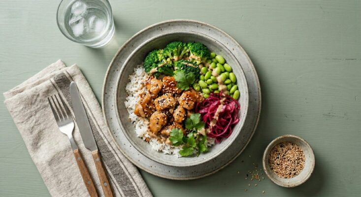 Sticky chicken poke bowl med sesam, broccoli og syltet rødkål