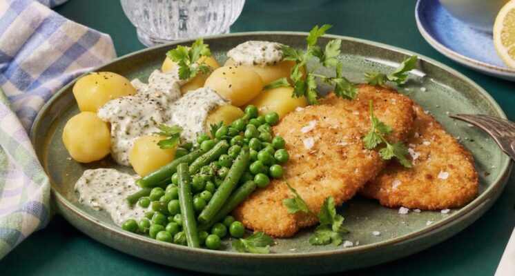 Fiskefilet m. persillesauce, kartofler, ærter og bønner🐟