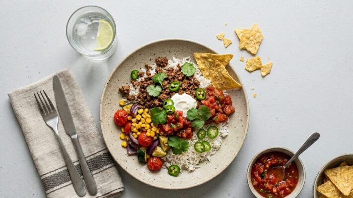 Taco poké bowl m. hakket oksekød, syltede hvidkål