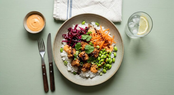 Crispy Chicken Poké Bowl m. jasminris, teriyaki, syltet rødkål, gulerødder, edamame & sriracha mayo