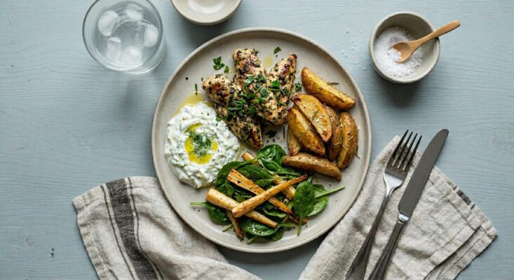 Urtemarineret kylling m. kartoffelbåde, tzatziki, spinat og pastinak
