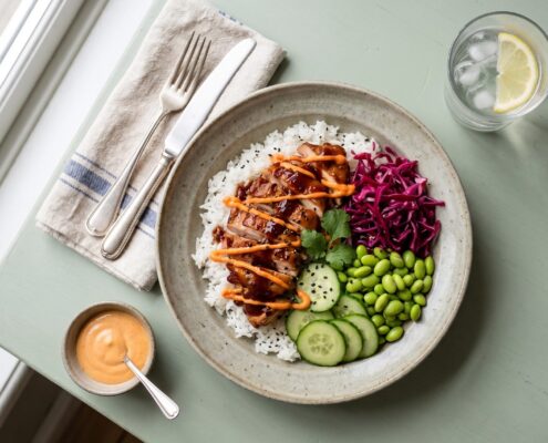 BBQ Chicken Poké Bowl m. jasminris, BBQ sauce, sriracha mayo, edamame, syltet rødkål og agurk