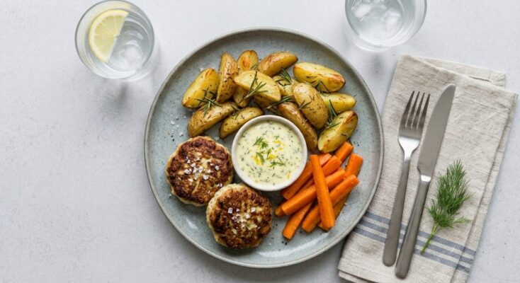 Fiskefrikadeller m. citron-dildsauce kartoffelbåde og gnave gulerødder
