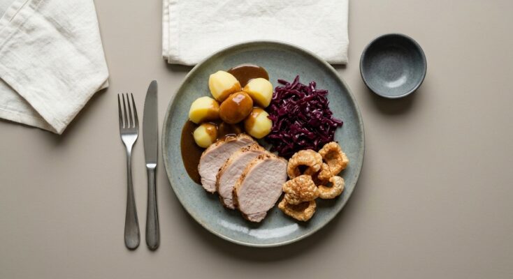 Flæskesteg m. sprøde flæskesvær, kartofler, rødkål, skysauce