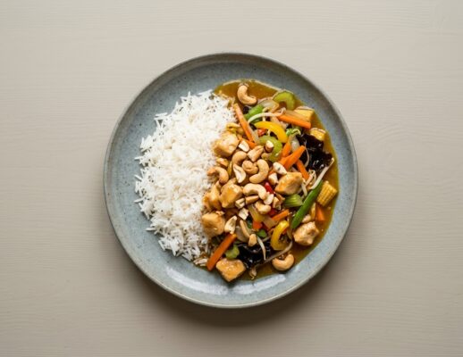 Kylling med jasminris, sur-sød sauce og wokgrønt