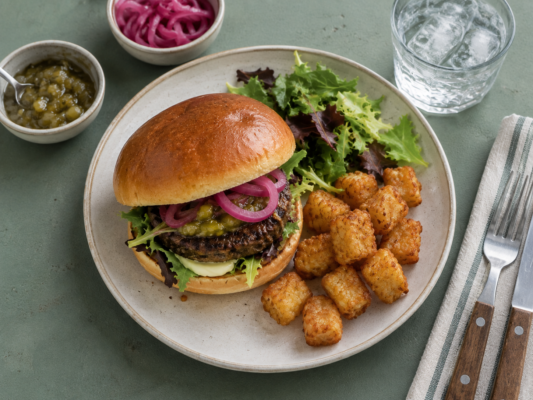 Burger m. oksekød, salat, syltede rødløg og rösti 🥗