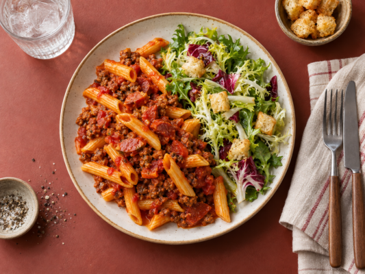 Pasta med krydret chorizoragout og frisk salat med dressing🌱