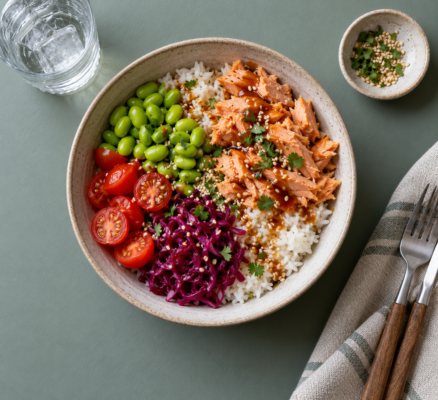 Teriyaki Bowl med laks, jasminris, edamamebønner og syltede rødkål