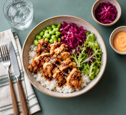Crispy Chicken Poké Bowl m. jasminris, teriyaki, syltet rødkål, salat, edamame & sriracha mayo